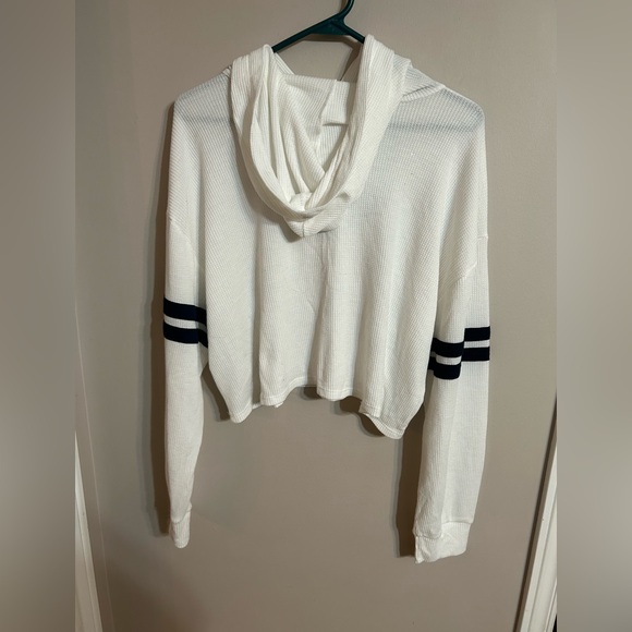 Women’s size medium Hollister waffle light weight hooded crop top. White - Picture 7 of 7